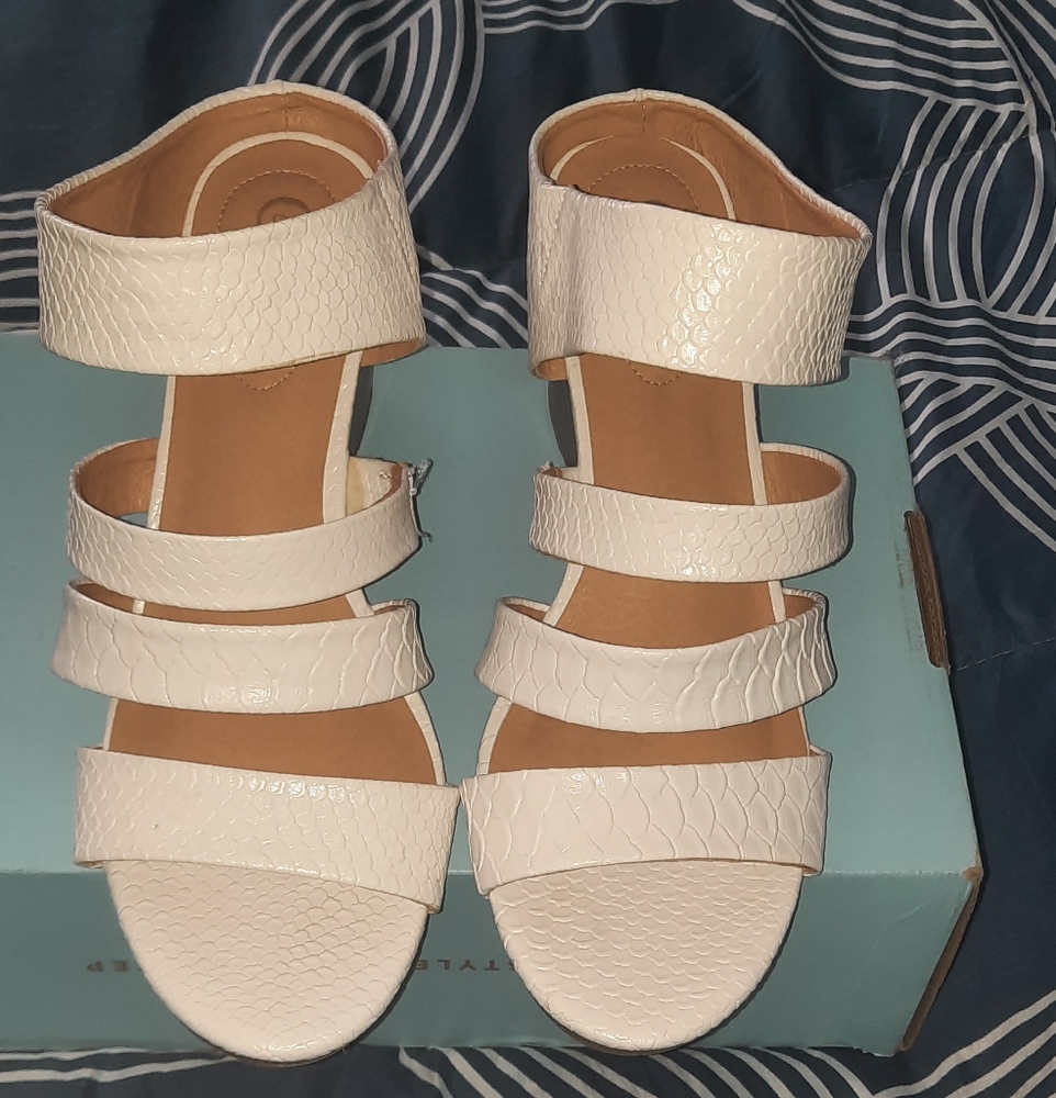 White strappy wedge heels sz 11